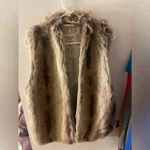 ABERCROMBIE & FITCH FAUX FUR VEST